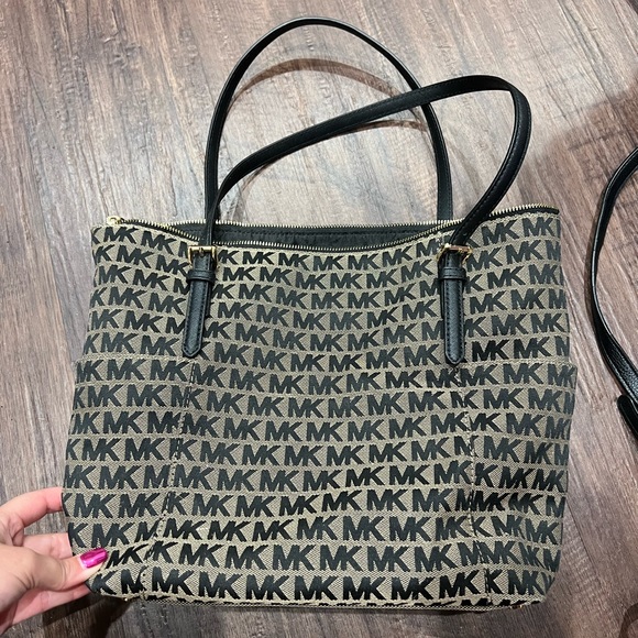 Michael Kors matching ourse and wallet - Picture 2 of 7